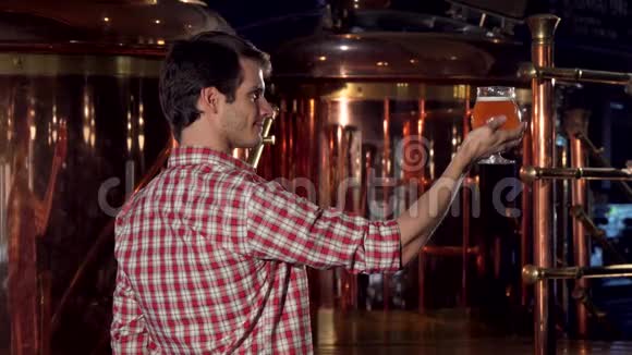 后景拍摄一个快乐的啤酒商在检查啤酒后竖起大拇指视频的预览图