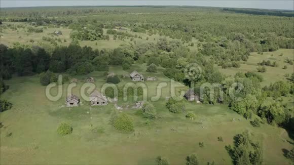 俄罗斯废弃的老村庄俄罗斯被遗弃的村庄旧村被毁旧的废弃村庄视频的预览图
