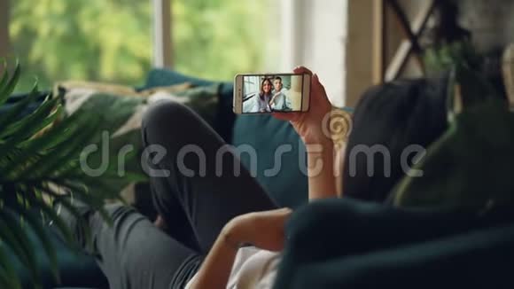 女学生正在和朋友聊天漂亮的情侣在网上用智能手机打视频电话看屏幕和视频的预览图