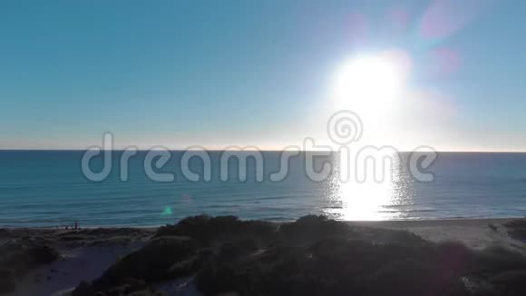 美丽的新西兰自然大海绿色的田野草地小山和岸上的人们艺术明亮的日落视频的预览图