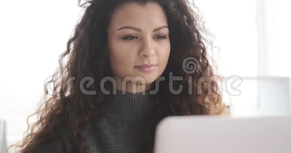 不高兴的女人在办公室笔记本电脑上工作视频的预览图