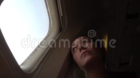 在飞机舷窗里伤心的女人视频的预览图