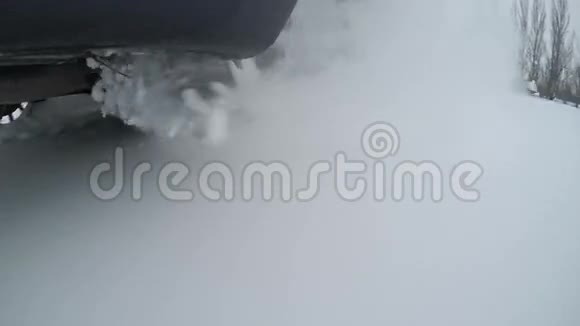 冬天路上的汽车轮胎视频的预览图