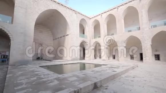 马尔丁清真寺庭院游泳池视频的预览图