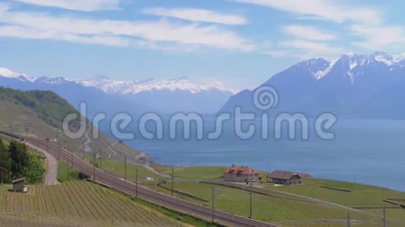 日内瓦湖附近有葡萄园和瑞士阿尔卑斯山的铁路景观瑞士视频的预览图