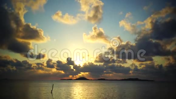 热带海滩日出视频的预览图