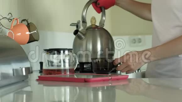 厨房里的一个女人用煤气炉刚醒过来早餐清晨视频的预览图