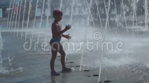 那个男孩正在喷泉里玩耍视频的预览图