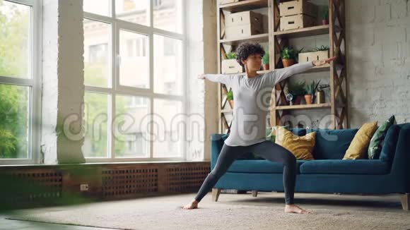 运动女孩正在做一系列的力量和伸展瑜伽练习在家里的个人练习自我视频的预览图