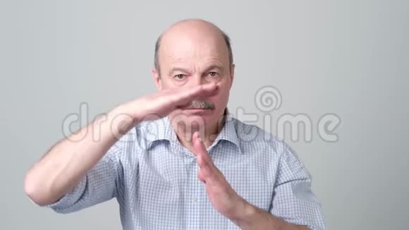 老人用手势表示时间视频的预览图