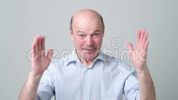 成熟的男人用手做手势显示大尺寸的标志测量符号视频的预览图