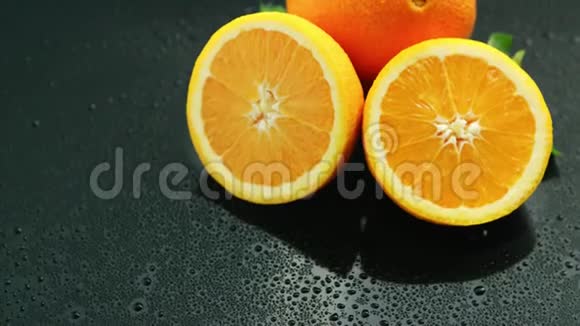 潮湿桌子上有叶子的橙色视频的预览图