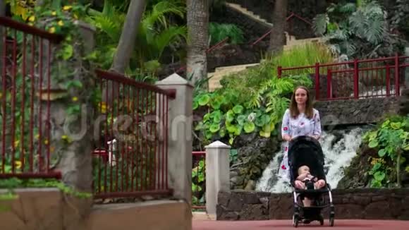 在参观加那利群岛期间母亲和孩子在瀑布周围散步视频的预览图