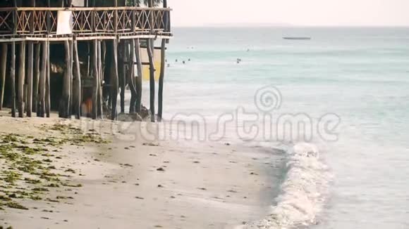 泡沫海浪卷进来冲刷沙滩视频的预览图