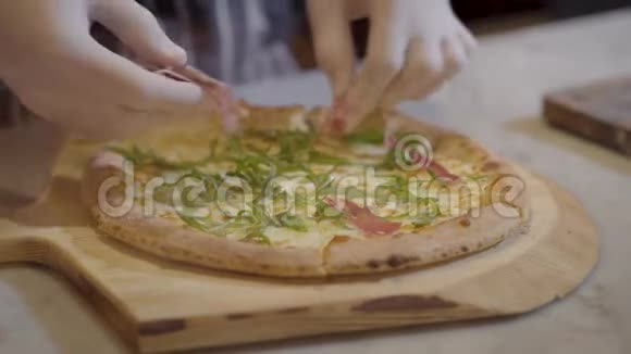 把培根放在一块比萨饼上放在木板上做披萨视频的预览图