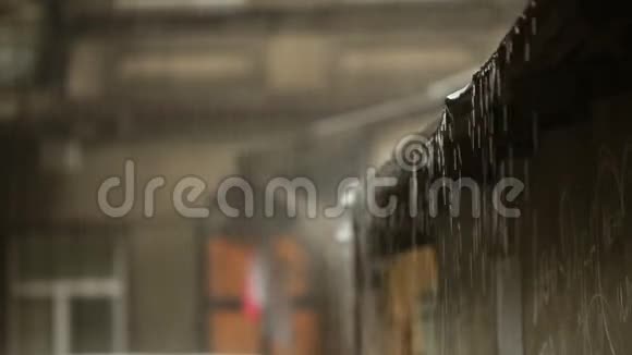 在下雨它撞到屋顶了水在排水城市里的倾盆大雨视频的预览图