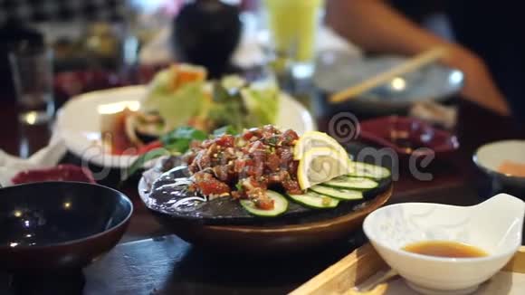 麻辣三文鱼沙拉泰国日式融合料理视频的预览图