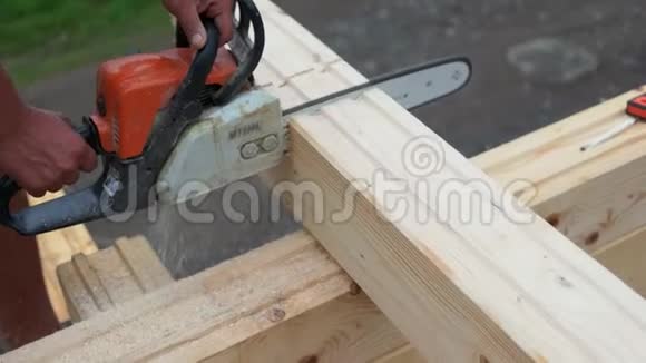 木工切割木板视频的预览图