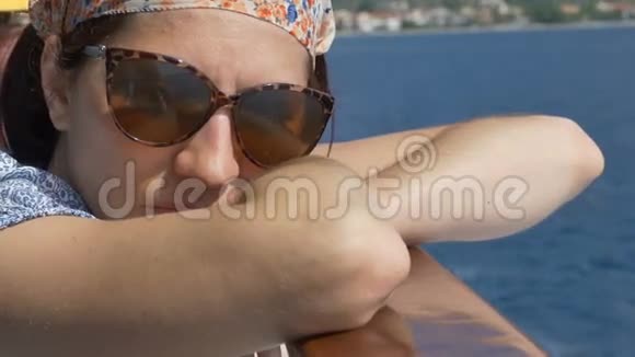 女人乘船旅行视频的预览图