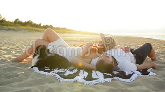 恋爱中的情侣浪漫地躺在阳光下他们一起度蜜月真是太棒了视频的预览图