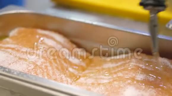 大量的咸鱼片倒入橄榄油保存然后烹饪特写视频的预览图