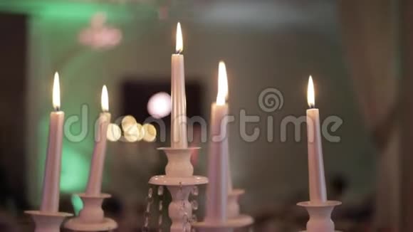 餐厅的婚礼桌上有蜡烛视频的预览图