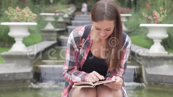 这位女士正在寻找书中的右页视频的预览图