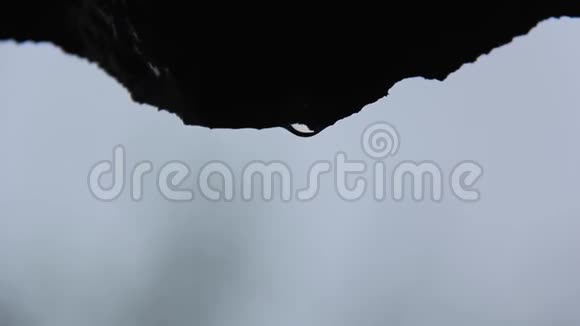 雨水从屋顶流下视频的预览图