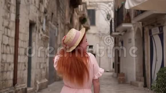 年轻女性游客走过意大利老城区的街道后景视频的预览图