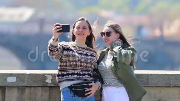 两个年轻女人在桥上自拍视频的预览图