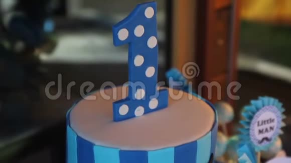 用蓝色装饰的蛋糕有庆祝的头号蛋糕视频的预览图