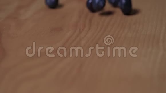 蓝莓滚下木板特写慢动作视频的预览图