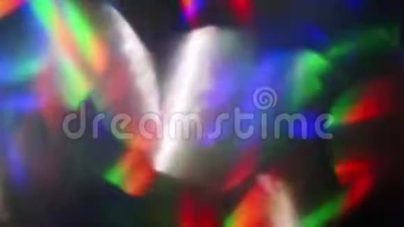 复古的彩虹充满活力的波克闪耀在黑暗的背景上视频的预览图