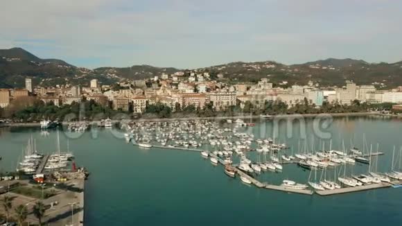 拉斯佩齐亚码头和海滨建筑的空中拍摄意大利视频的预览图