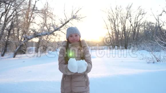 孩子们冬天在公园里玩圣诞假期以扫雪冬天孩子们在公园里玩圣诞节视频的预览图