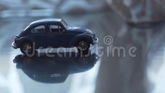 两辆玩具车在公路上相撞视频的预览图