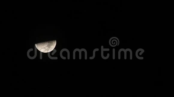 在黑暗的天空中夜晚的月亮很快移动乌云在风中移动视频的预览图