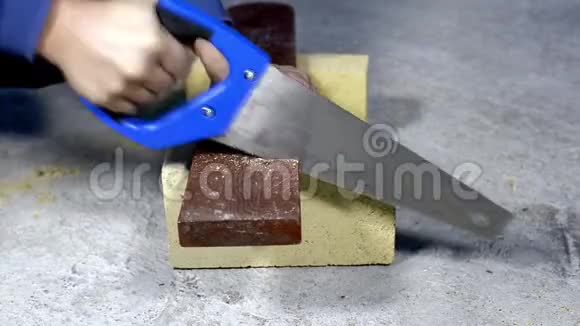 工人锯手锯木块视频的预览图