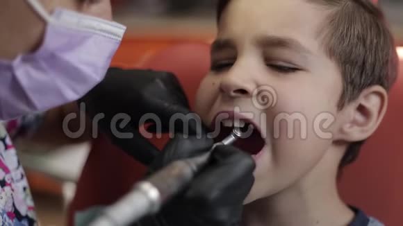 一个男孩子去看牙医一个女医生给孩子牙齿视频的预览图