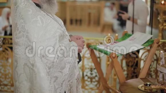 一位老牧师站在祭坛前念着祈祷视频的预览图