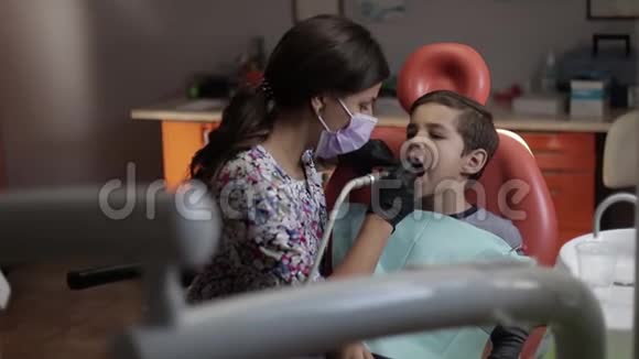 一个男孩子去看牙医一个女医生给孩子牙齿视频的预览图