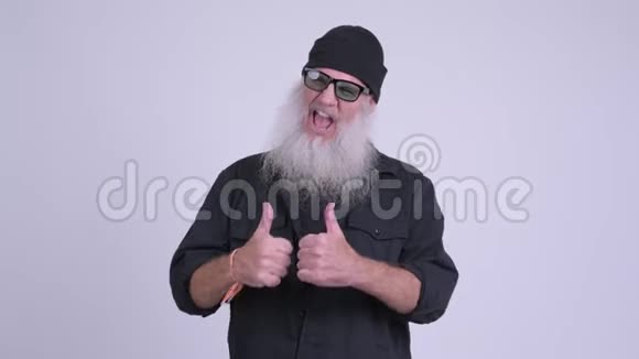 快乐的成熟的长着胡须的时髦男人一边竖起大拇指一边兴奋视频的预览图