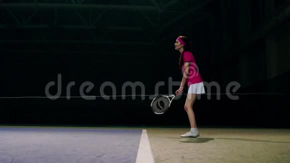 一个穿着粉红色T恤和白色裙子的女人在网球比赛中打球网球运动员学会打球视频的预览图