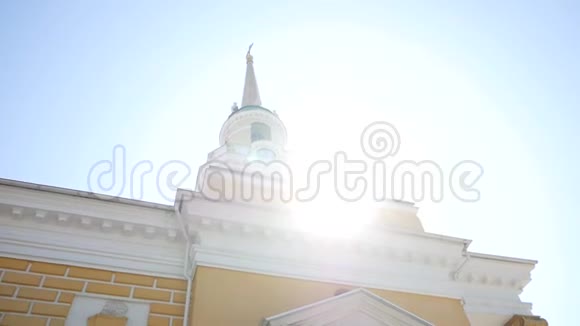 阳光下的变形大教堂的尖顶迪尼普罗视频的预览图