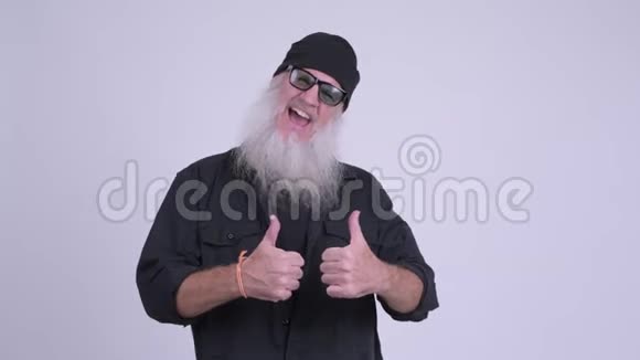 快乐的成熟的长着胡须的时髦男人一边竖起大拇指一边兴奋视频的预览图