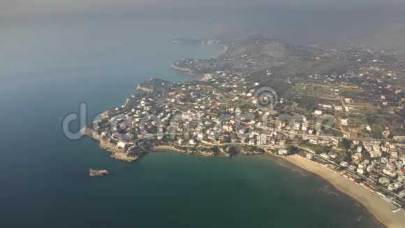 意大利盖塔附近泰尔赫尼亚海海岸线的高空俯视图视频的预览图