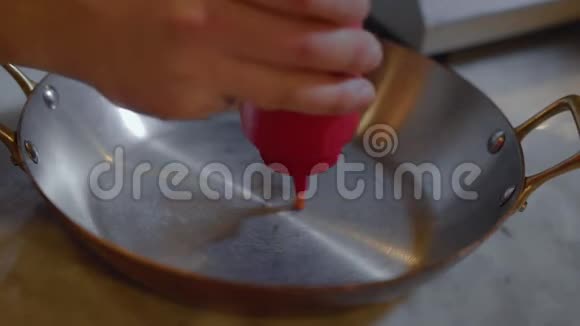 一个未被识别的厨师把番茄酱倒在烤架上的手的特写镜头美食烹饪理念视频的预览图