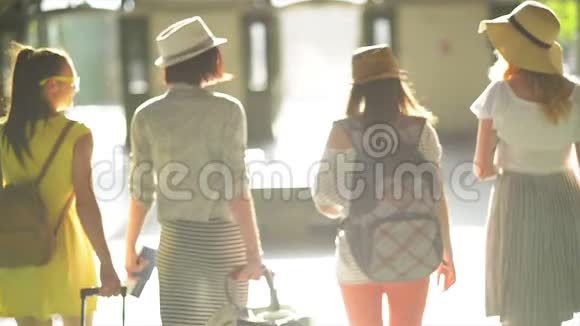 四个漂亮漂亮的女孩在机场手中拿着文件机票和大旅行袋的后景视频的预览图