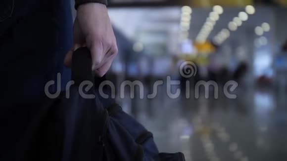 特写镜头一个人手里拿着一个袋子机场或火车站4K慢慢视频的预览图
