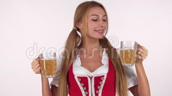 美丽的巴伐利亚女人喝两杯啤酒视频的预览图